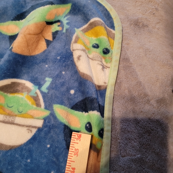 Star Wars The Mandalorian The Child plush throw blanket EUC BABY YODA COLORFUL - Picture 5 of 6